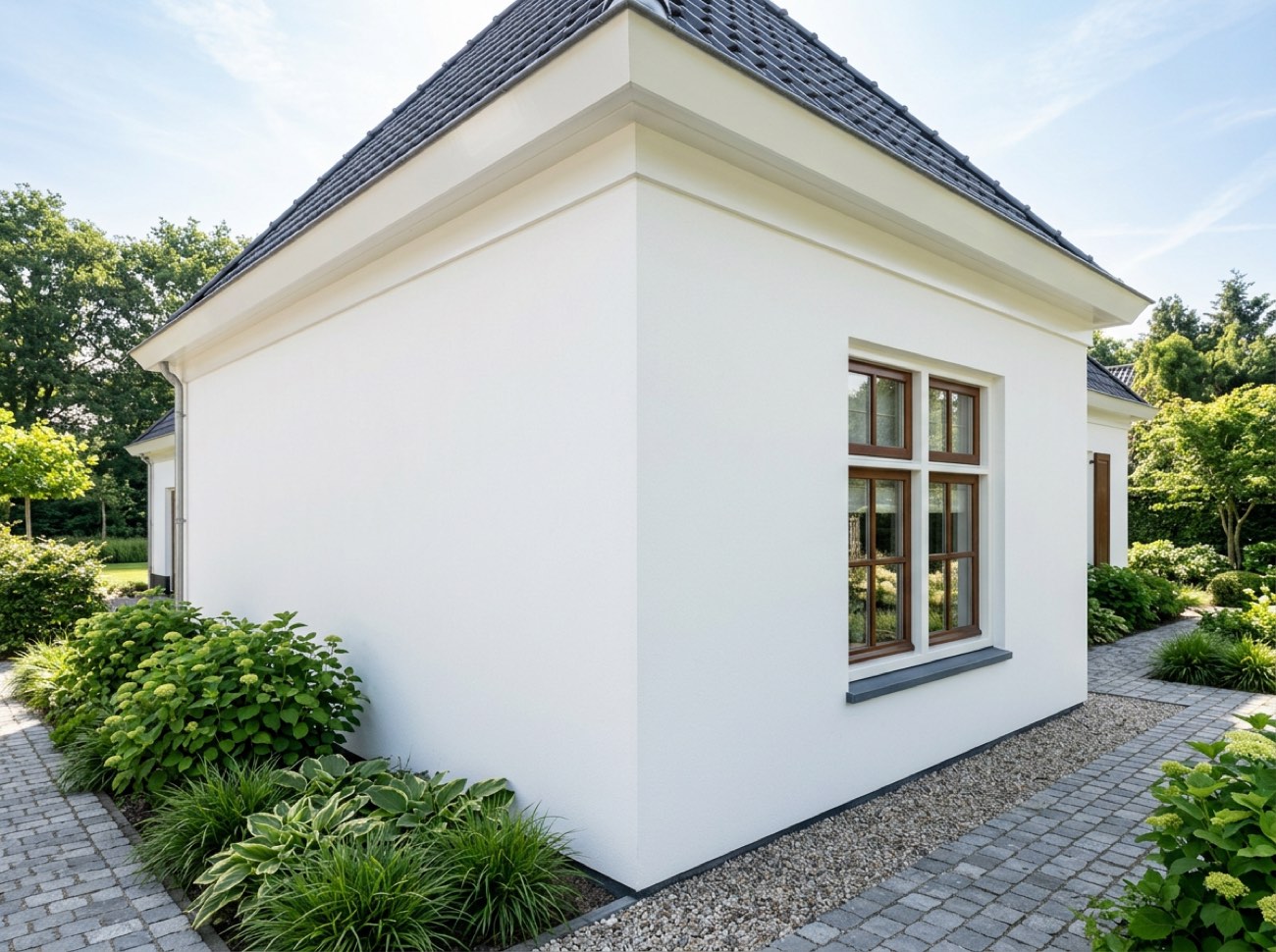Gestucte witte gevel na reiniging